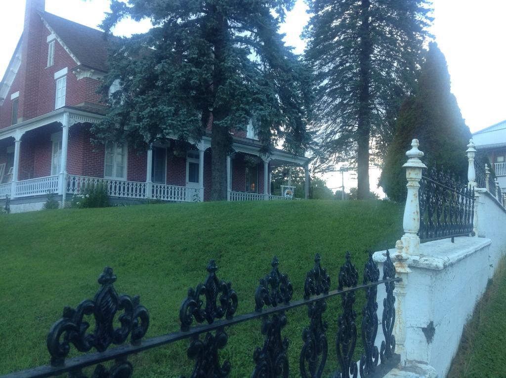 Gil Ann Bed & Breakfast Saint-Andre-Avellin ภายนอก รูปภาพ